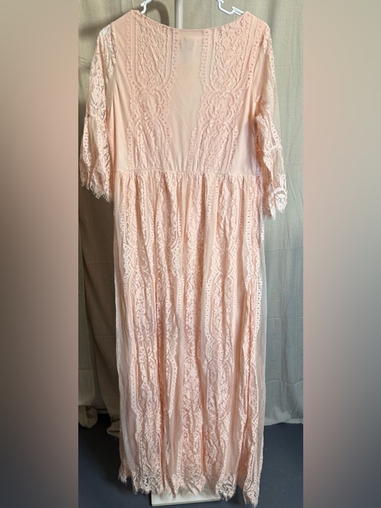 Plus-Size Lace V-Neck Maxi Dress in Peach - Picture 6 of 6